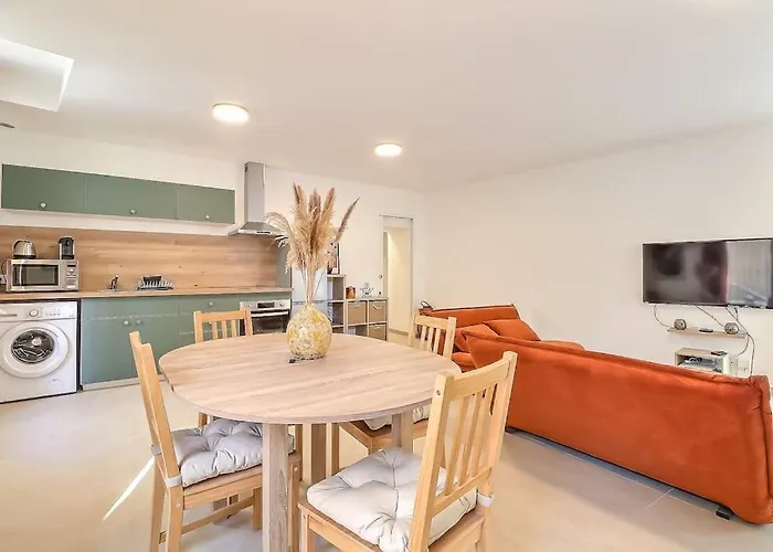 De 70m2 En Rdc A 6 Mn A Pied Des Monuments * Nimes